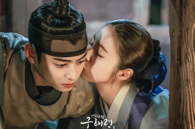 Shin Se Kyung and Cha Eun Wo in a scene from Rookie Historian Goo Hae-ryung.