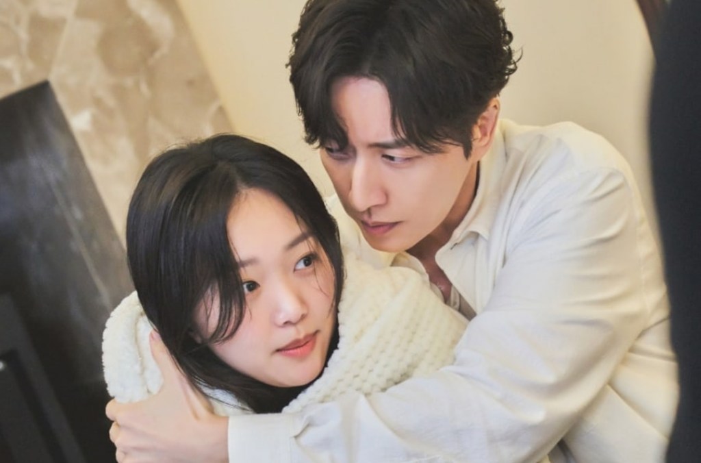 A photo of Park Hae Jin hugging Jin Ki Joo, starring in the Korean Drama "From Now On, Showtime."