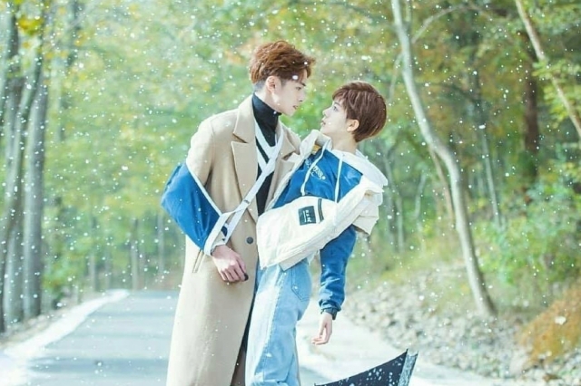 Darren Chen and Chen Yao in a snowy scene in the Chinese television romcom My Unicorn Girl