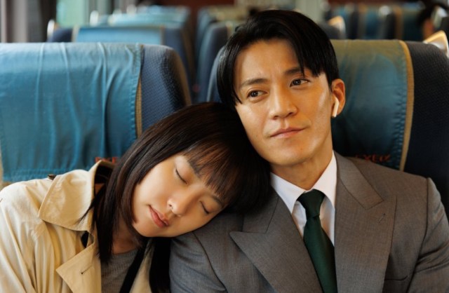A scene from 2025 Japanese drama "Romantics Anonymous," featuring Oguri Shun and Han Hyo Joo on a train.